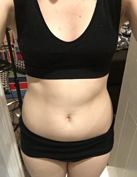 Naakte gelekte OnlyFans-foto van Emma Blackery