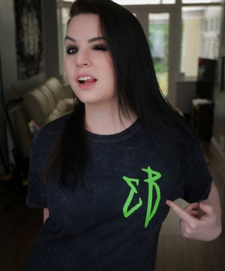 Naakte gelekte OnlyFans-foto van Emma Blackery