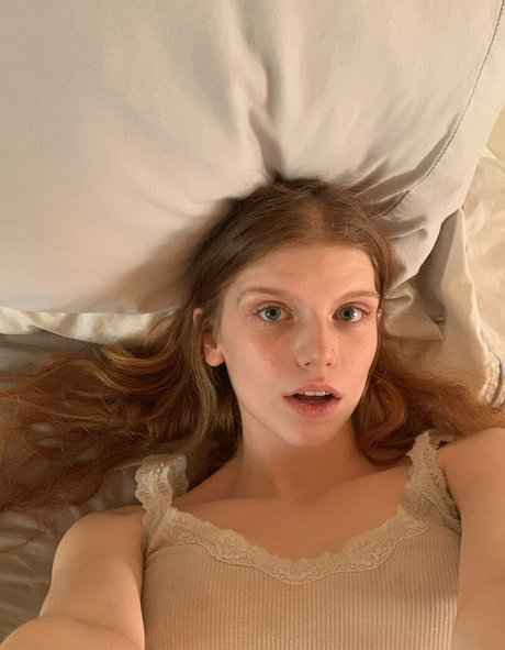 Sexyredinbedfree