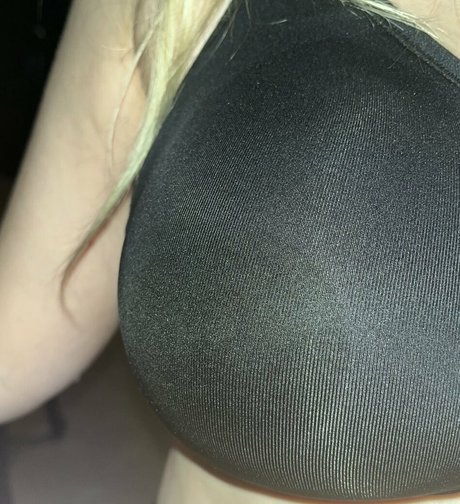 Naakte gelekte OnlyFans-foto van Liminal Mommy