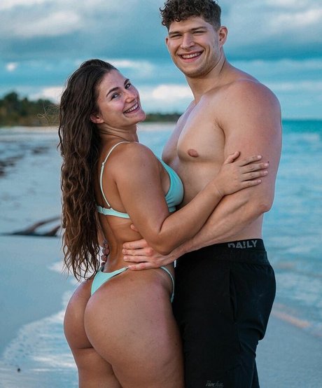 Naakte gelekte OnlyFans-foto van Leonie K
