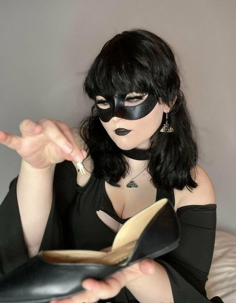 Naakte gelekte OnlyFans-foto van Giantessgrey