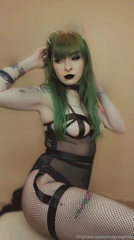 Naakte gelekte OnlyFans-foto van Smolgothgirlvip