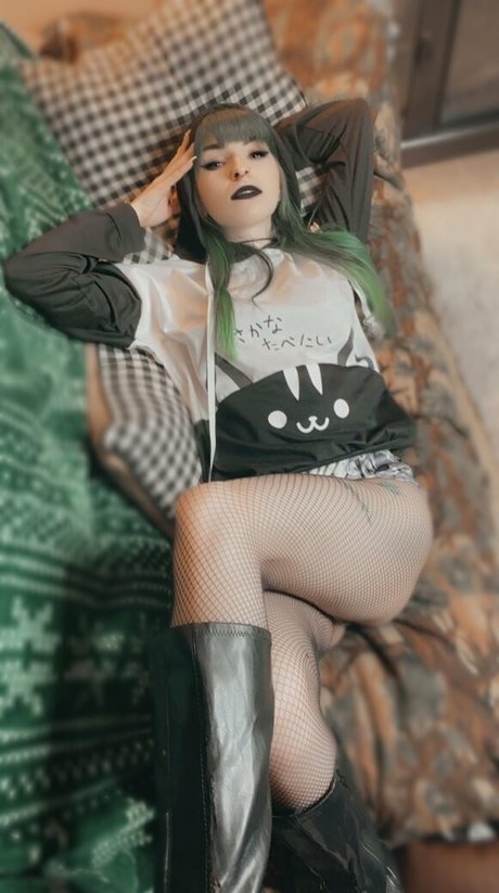 Naakte gelekte OnlyFans-foto van Smolgothgirlvip