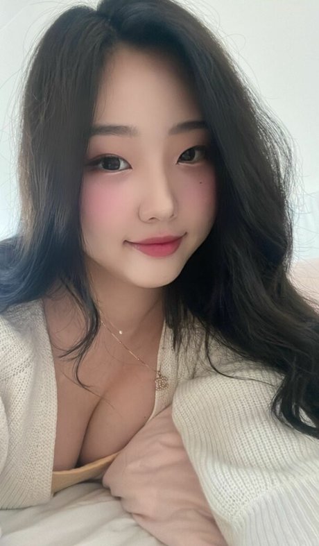 Naakte gelekte OnlyFans-foto van Hyojeong