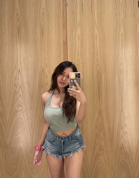 Naakte gelekte OnlyFans-foto van Cerisey