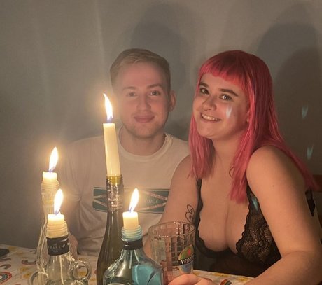 Naakte gelekte OnlyFans-foto van Charlotte A