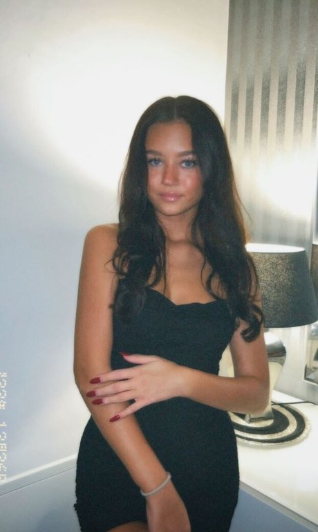 Naakte gelekte OnlyFans-foto van Sydneyra
