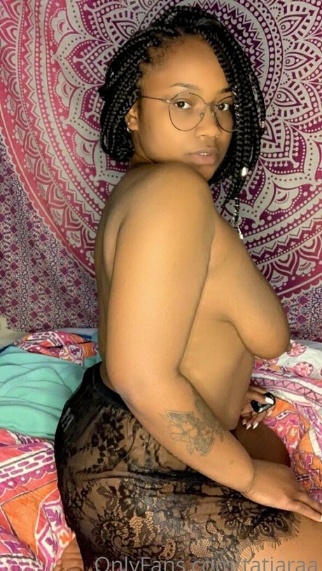Naakte gelekte OnlyFans-foto van Tatiaraa