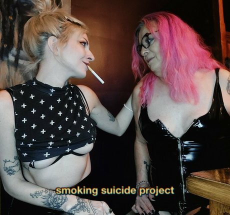 Naakte gelekte OnlyFans-foto van Smokingsuicideproject