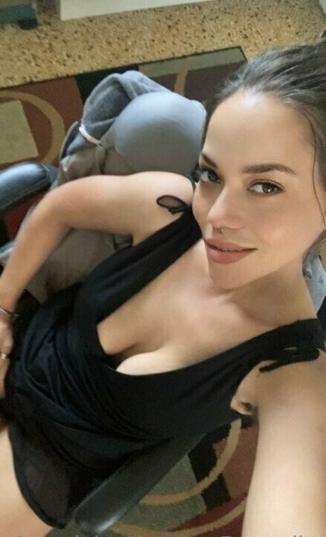 Naakte gelekte OnlyFans-foto van Chateauferngully