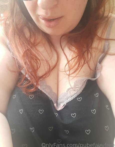 Naakte gelekte OnlyFans-foto van Pubefairyfree