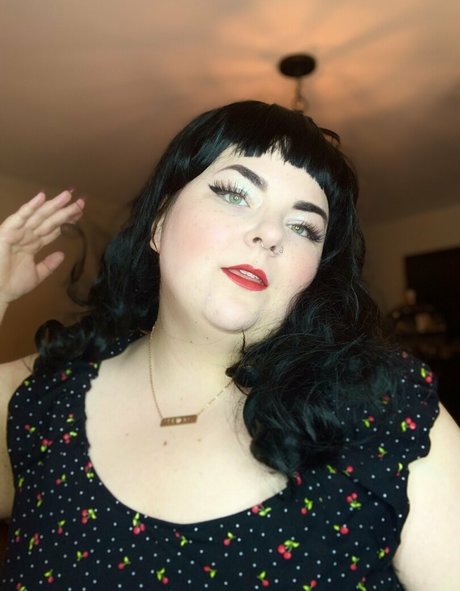 Naakte gelekte OnlyFans-foto van Maisonfoxqueen