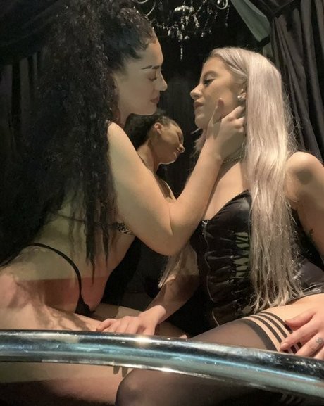 Naakte gelekte OnlyFans-foto van Pleasingpoppy