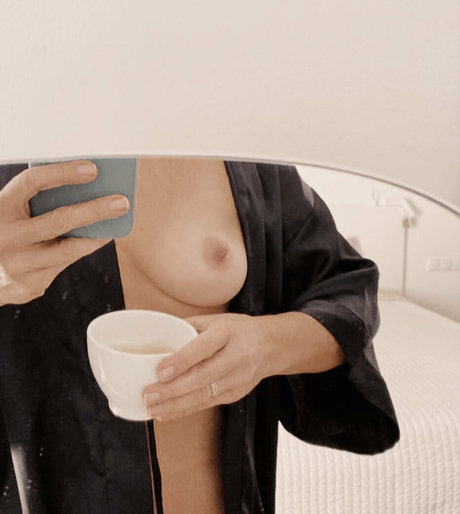 Naakte gelekte OnlyFans-foto van Anjasia
