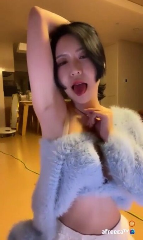 Naakte gelekte OnlyFans-foto van Kimjeewoo529