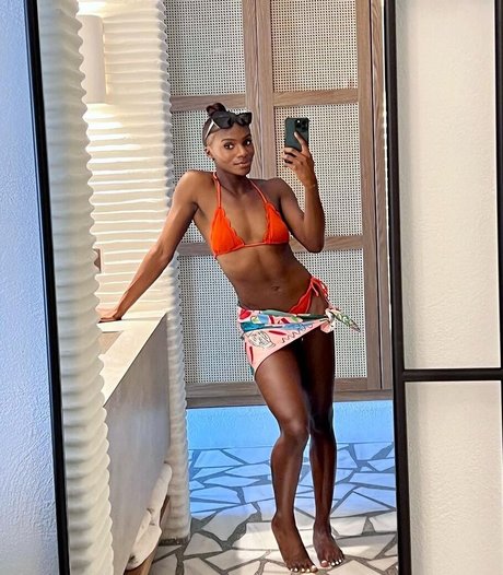 Naakte gelekte OnlyFans-foto van Dina Asher Smith