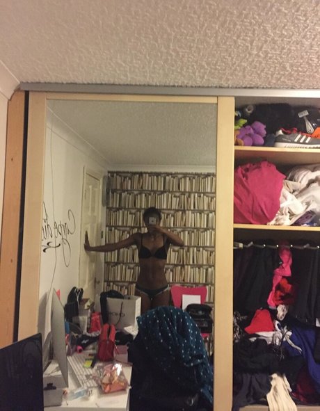 Naakte gelekte OnlyFans-foto van Dina Asher Smith