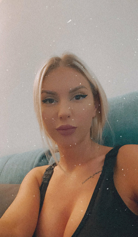Naakte gelekte OnlyFans-foto van Tonnia