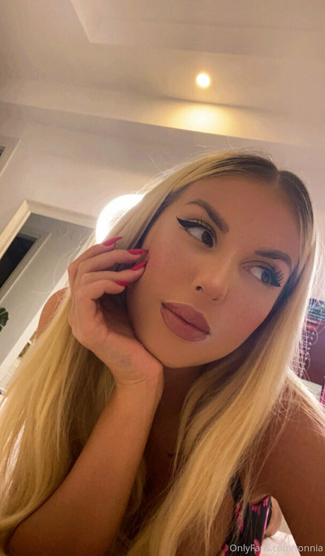 Naakte gelekte OnlyFans-foto van Tonnia