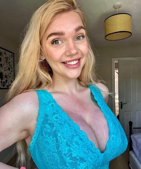 Naakte gelekte OnlyFans-foto van Lucy May Dawson