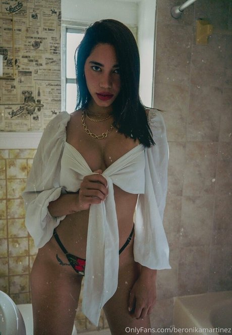 Naakte gelekte OnlyFans-foto van Beronikamartinez
