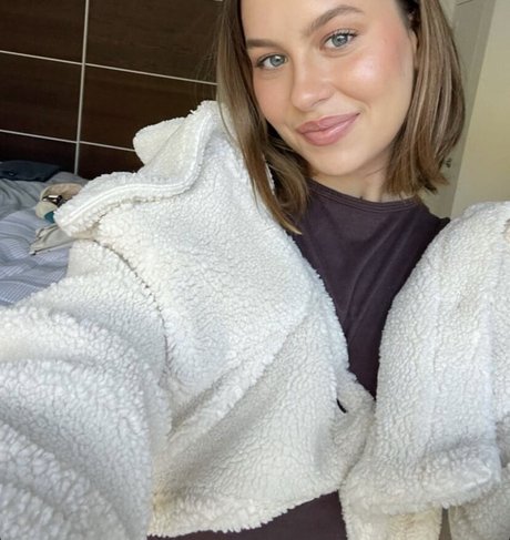 Naakte gelekte OnlyFans-foto van Natasha Bure
