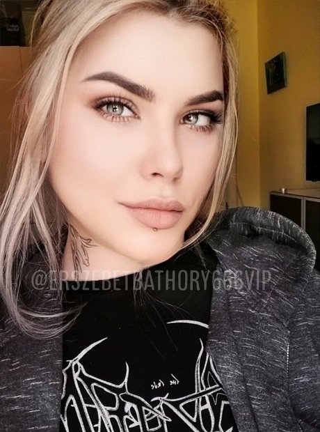 Naakte gelekte OnlyFans-foto van Erszebetbathory666vip