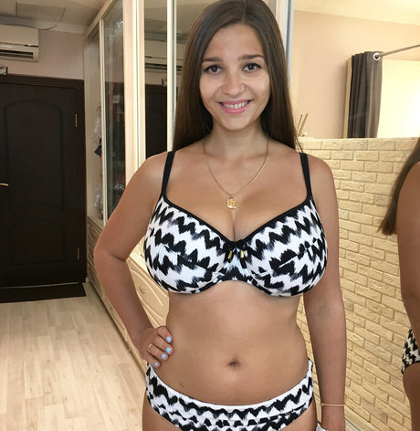 Naakte gelekte OnlyFans-foto van Galina Marian