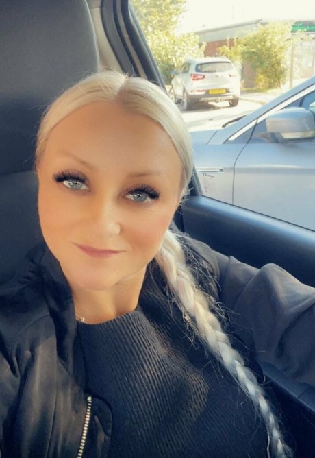Naakte gelekte OnlyFans-foto van Petitiepolly