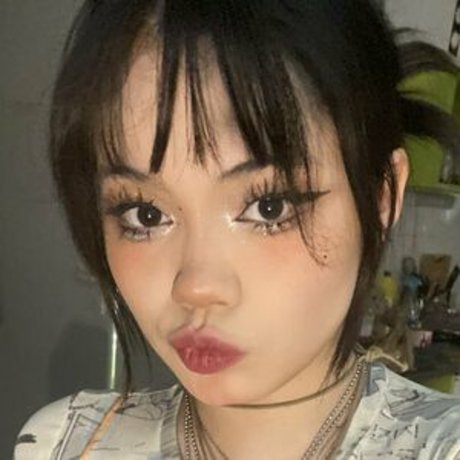 Naakte gelekte OnlyFans-foto van Iadivinecomedie