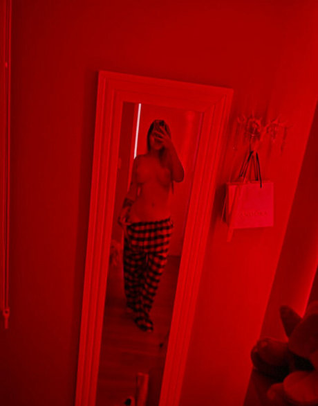 Naakte gelekte OnlyFans-foto van Camilaputini Comecou