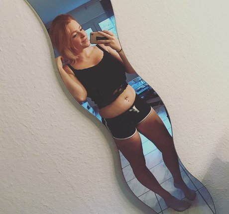 Naakte gelekte OnlyFans-foto van Sarah Neuhaus