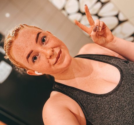 Naakte gelekte OnlyFans-foto van Sarah Neuhaus