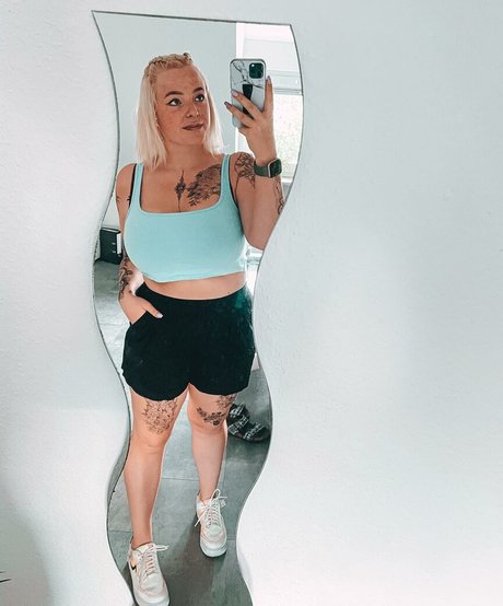 Naakte gelekte OnlyFans-foto van Sarah Neuhaus
