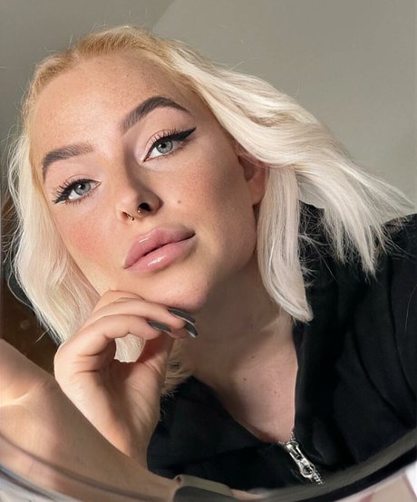 Naakte gelekte OnlyFans-foto van Sarah Neuhaus