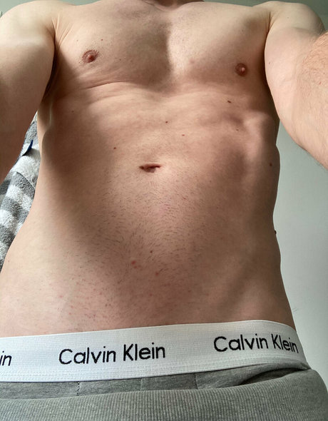 Naakte gelekte OnlyFans-foto van Rubberskaterboy