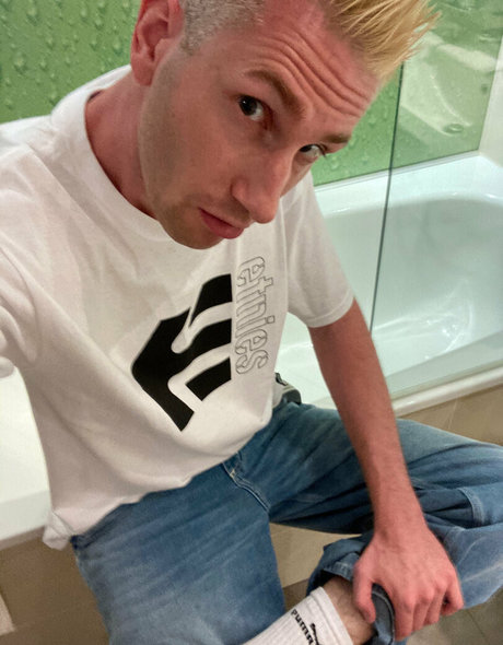 Naakte gelekte OnlyFans-foto van Rubberskaterboy