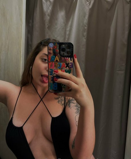 Naakte gelekte OnlyFans-foto van Carinacremme
