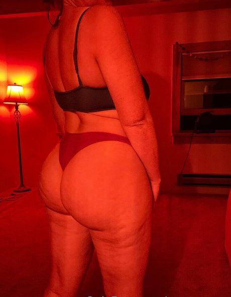 Naakte gelekte OnlyFans-foto van Avamaeve