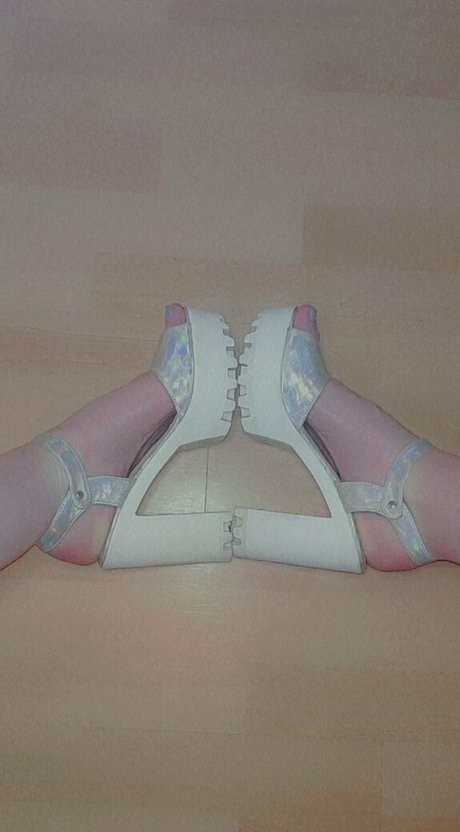 Naakte gelekte OnlyFans-foto van Gingergiantess