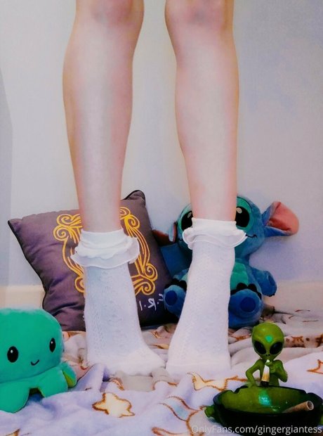 Naakte gelekte OnlyFans-foto van Gingergiantess