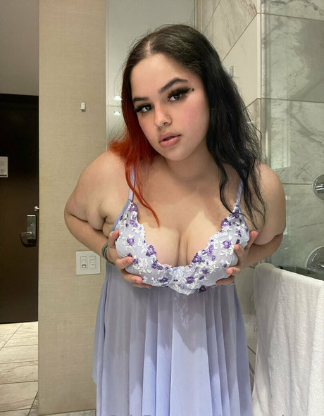 Naakte gelekte OnlyFans-foto van Ravenminxxx