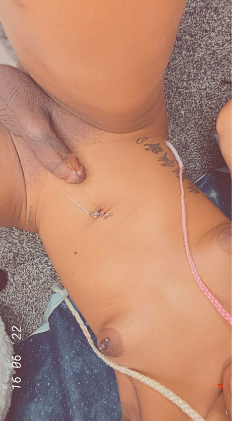 Naakte gelekte OnlyFans-foto van Cloudy Vi