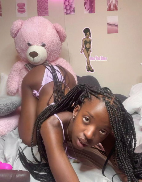Naakte gelekte OnlyFans-foto van Kaethebratdoll