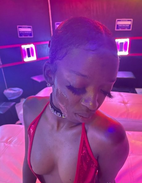 Naakte gelekte OnlyFans-foto van Kaethebratdoll