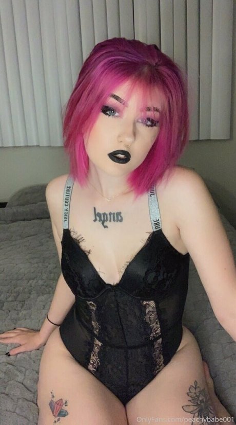 Naakte gelekte OnlyFans-foto van Peachybabe001