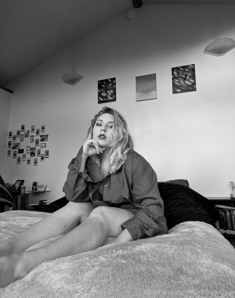 Naakte gelekte OnlyFans-foto van Dancingkitten