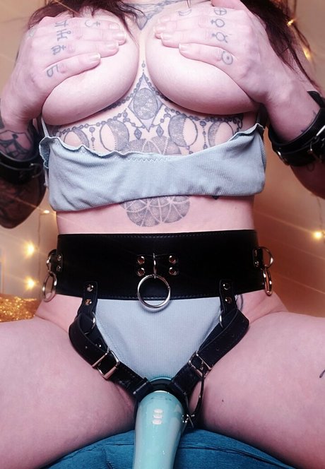 Naakte gelekte OnlyFans-foto van Salemmoonfree
