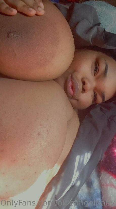 Naakte gelekte OnlyFans-foto van Okieangelbaby